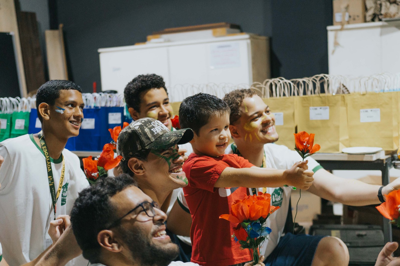 Equipe e crianças sorrindo juntas