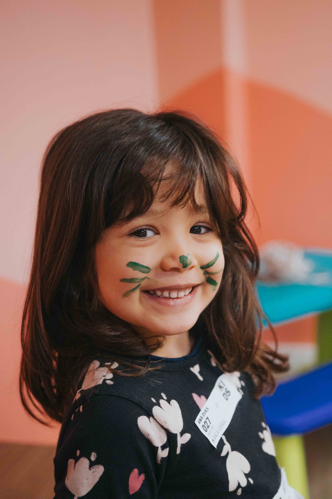 Menina com pintura de gatinho no rosto