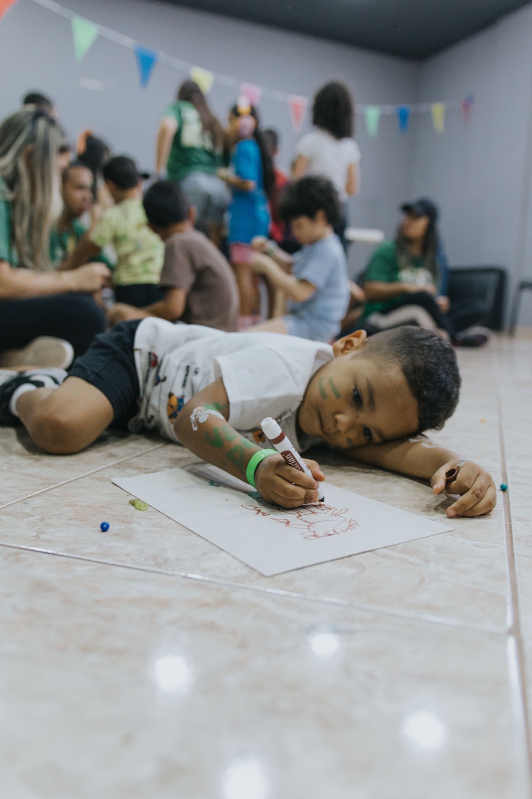 Menino desenhando durante uma oficina criativa