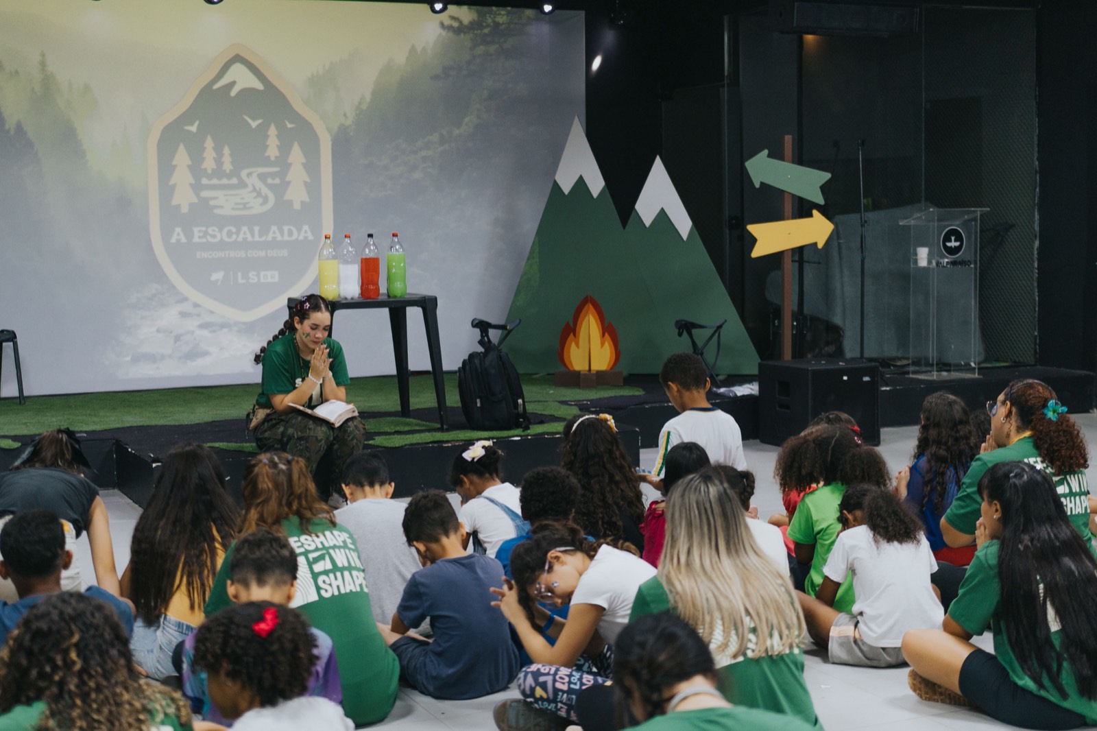 Crianças reunidas no cenário de montanhas da Semana Divertida A Escalada
