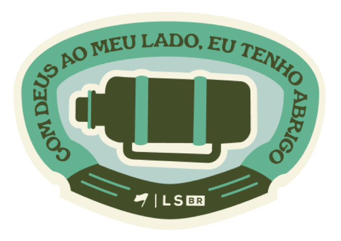 Insígnia com saco de dormir e a frase Com Deus ao meu lado eu tenho abrigo