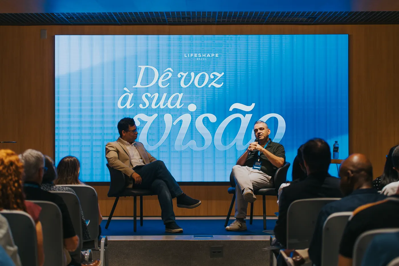 Conversa no palco entre dois participantes